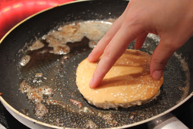 panela-da-ceci-hamburgue-caseiro-cebola-caramelizada-queijo-suico-5