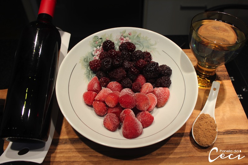 panela-da-ceci-raspadinho-de-vinho-com-frutas-vermelhas-1