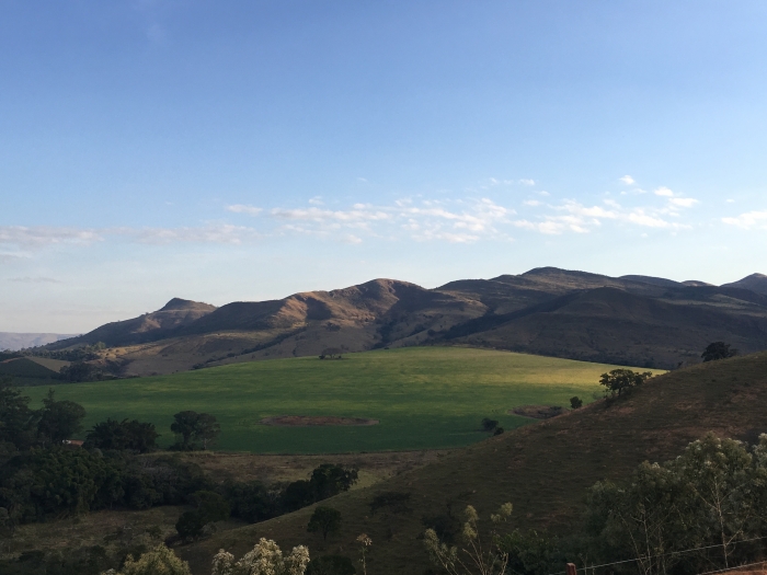 Vista na Queijaria da Cidade do horizonte na Serra da Canastra. Montanhas sobrepostas, árvores e céu limpo.